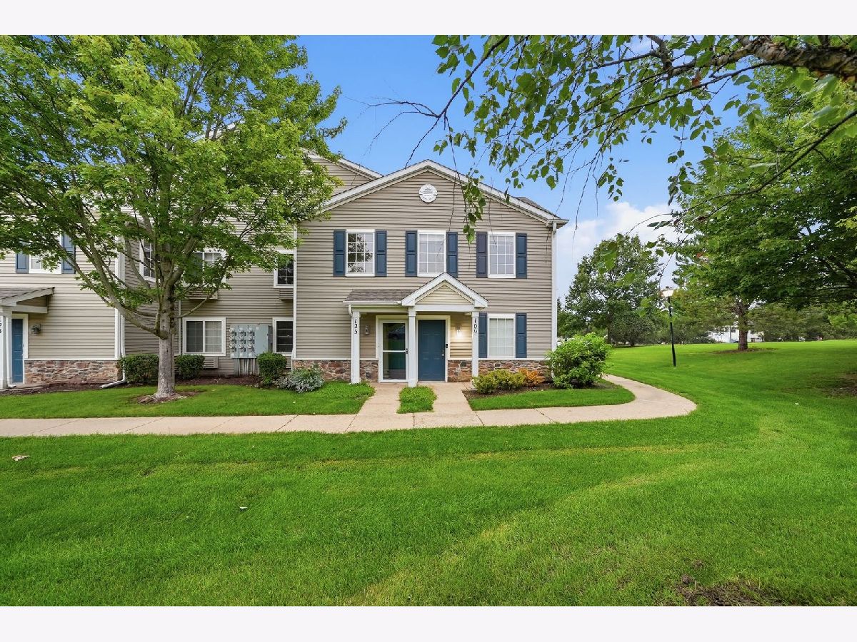  For Sale Carpentersville Illinois, 125 Silverstone Drive