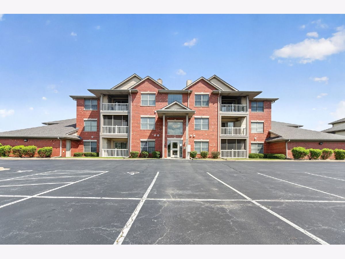 Townhomes & Condos For Sale Hawthorne Lakes Frankfort Illinois, 20335 Rainford Drive