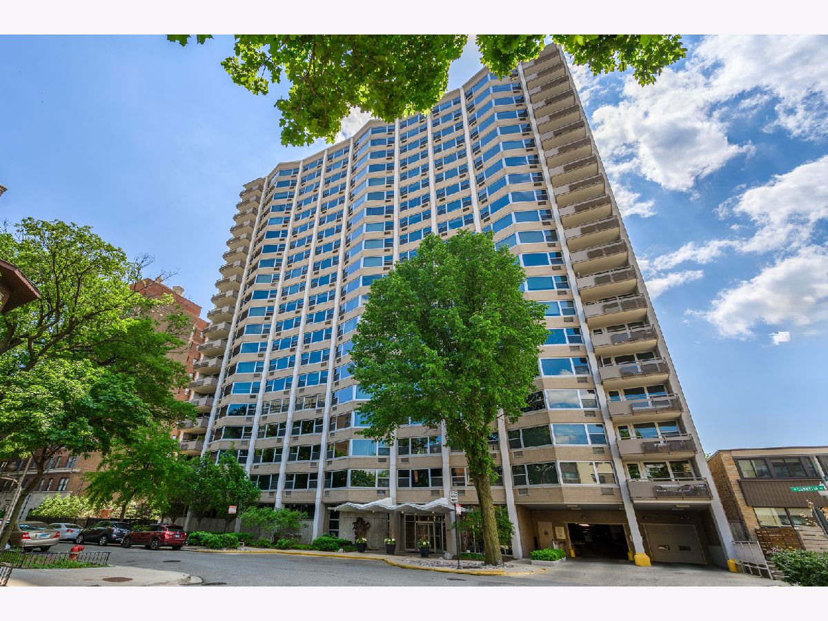 For Sale Chicago Illinois, 555 Cornelia Avenue