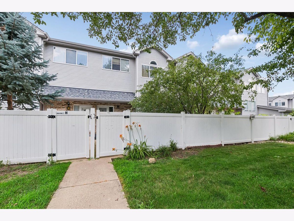 Townhomes & Condos For Rent Fox Chase Aurora Illinois, 441 Park Ridge