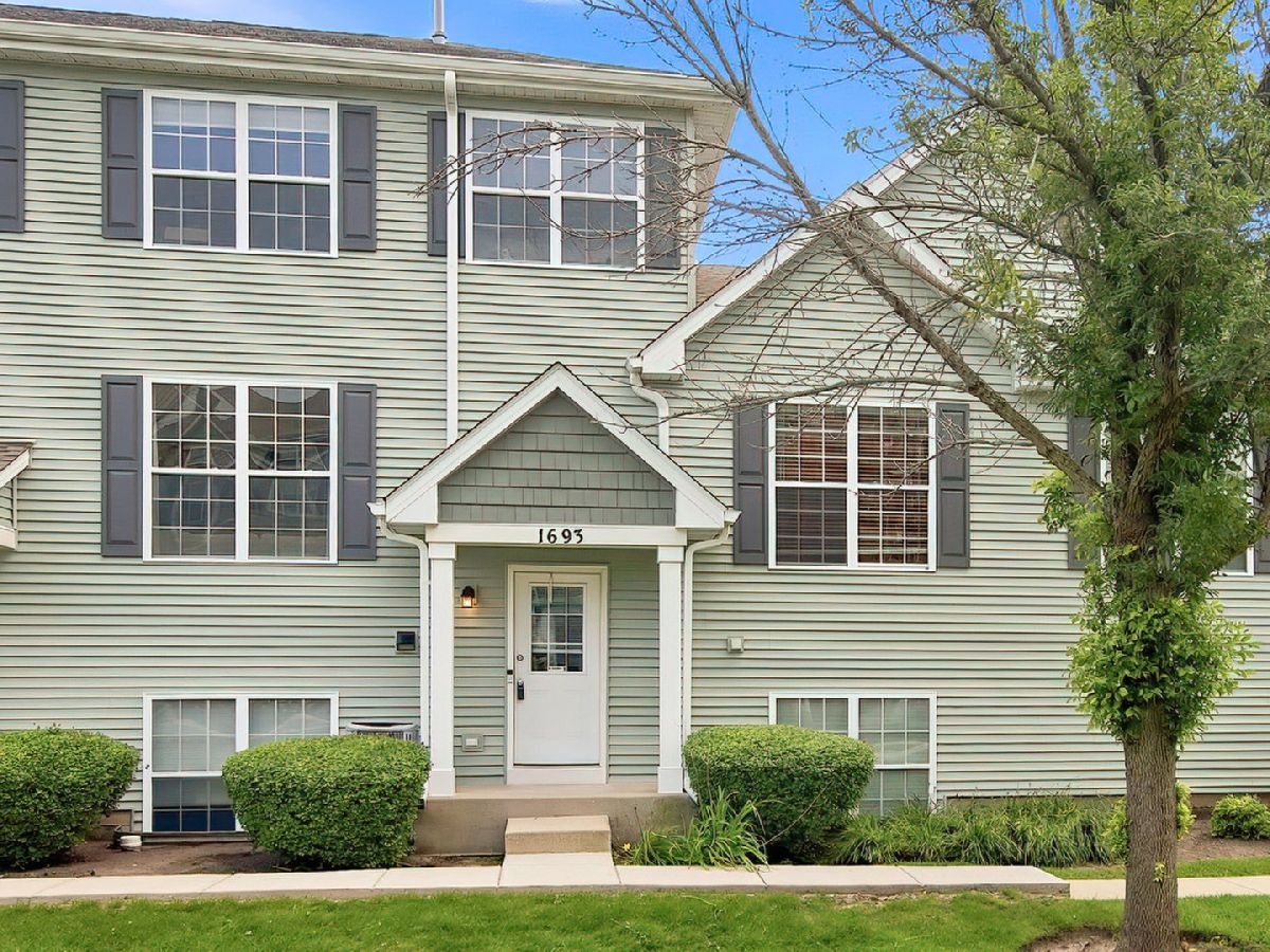 Townhomes & Condos For Sale Heron Bay Round Lake Illinois, 1693 Turtle Creek Lane