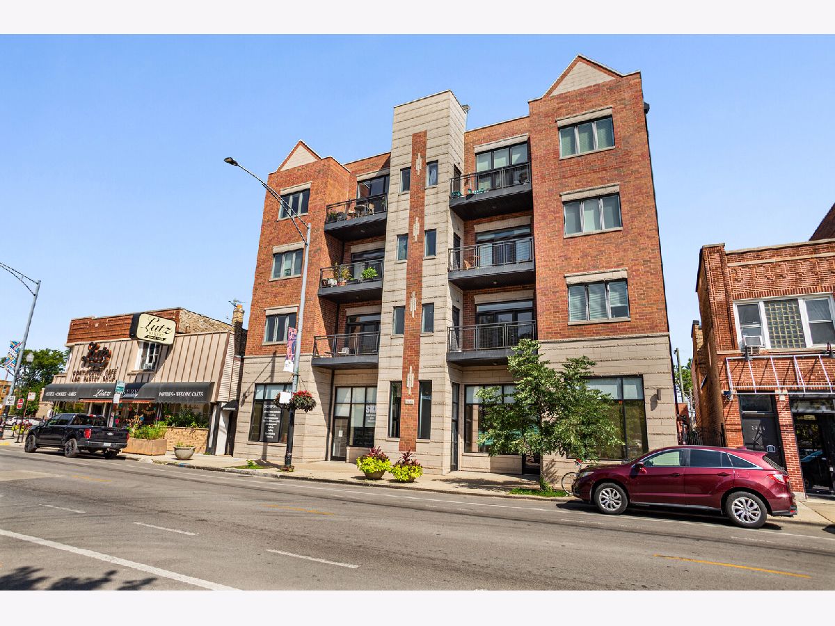  For Sale Chicago Illinois, 2450 Montrose Avenue