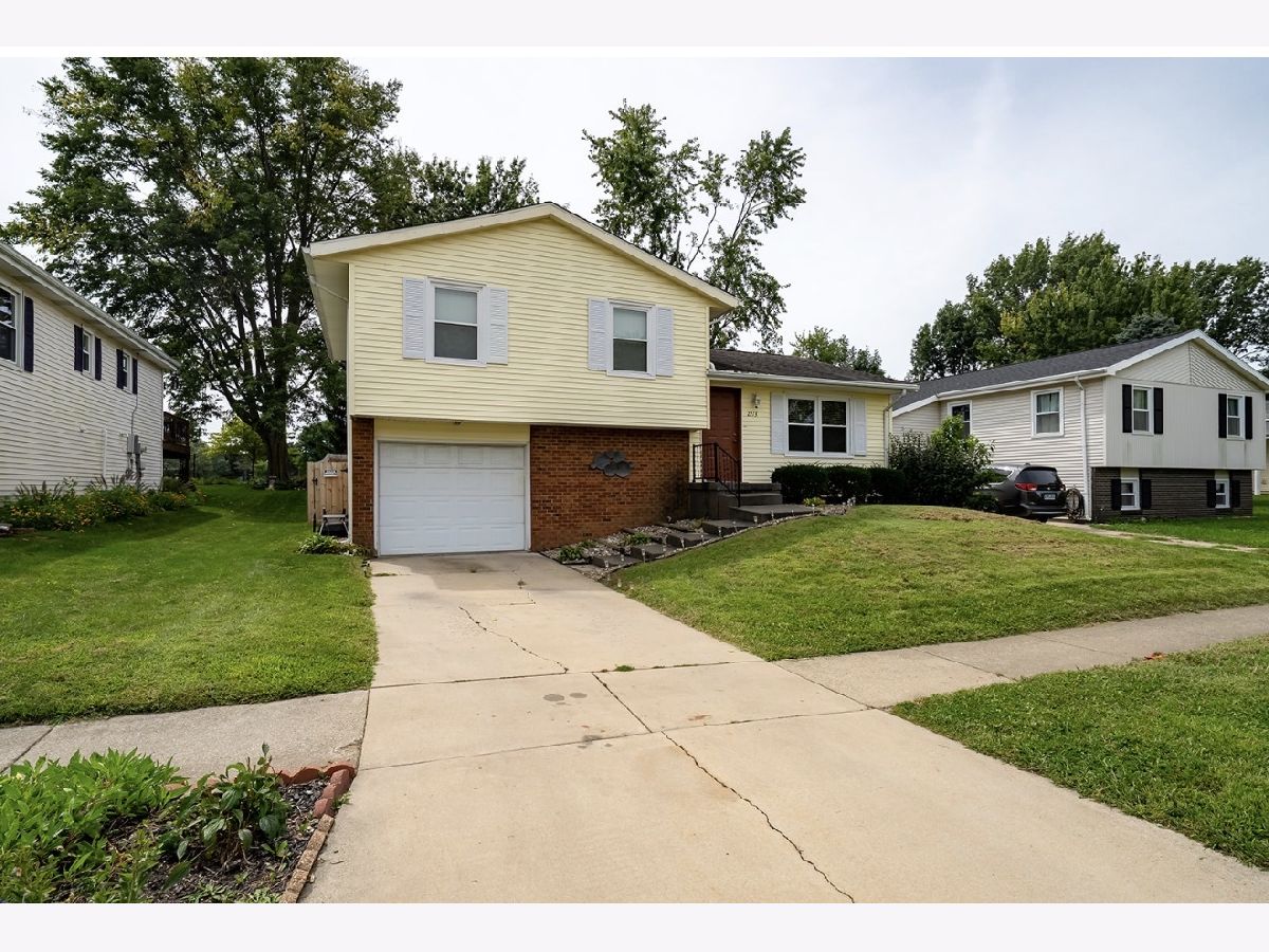 Homes & Condos & Townhomes For Sale Lakewood Bloomington Illinois, 2213 Clearwater Avenue