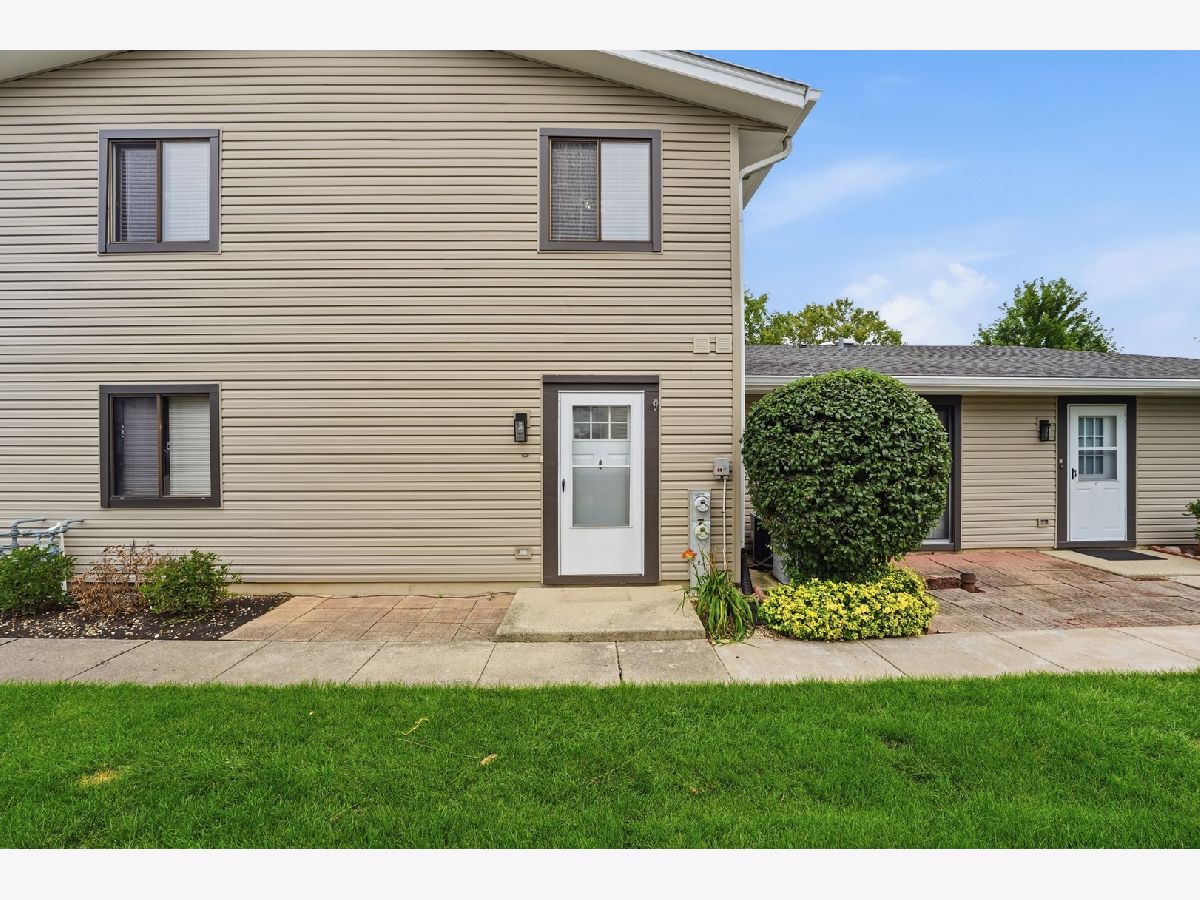 Townhomes & Condos & Homes For Sale Fairfield Bloomingdale Illinois, 124 Fairlane Court