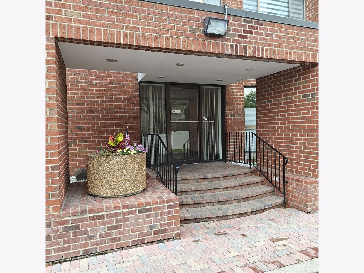 For Sale Glenview Illinois, 701 Forum Square
