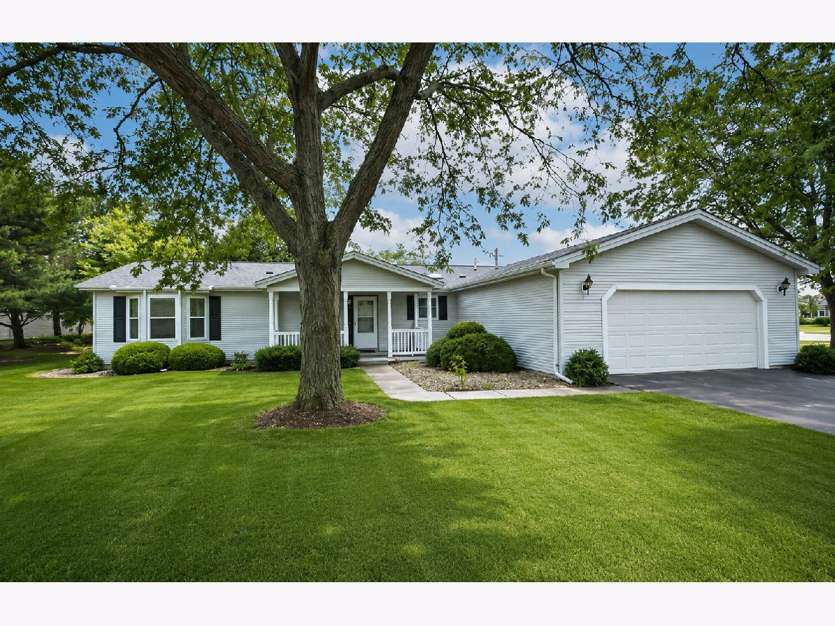 Homes & Condos & Townhomes For Sale Saddlebrook Farms Grayslake Illinois, 9 Hialeah Court