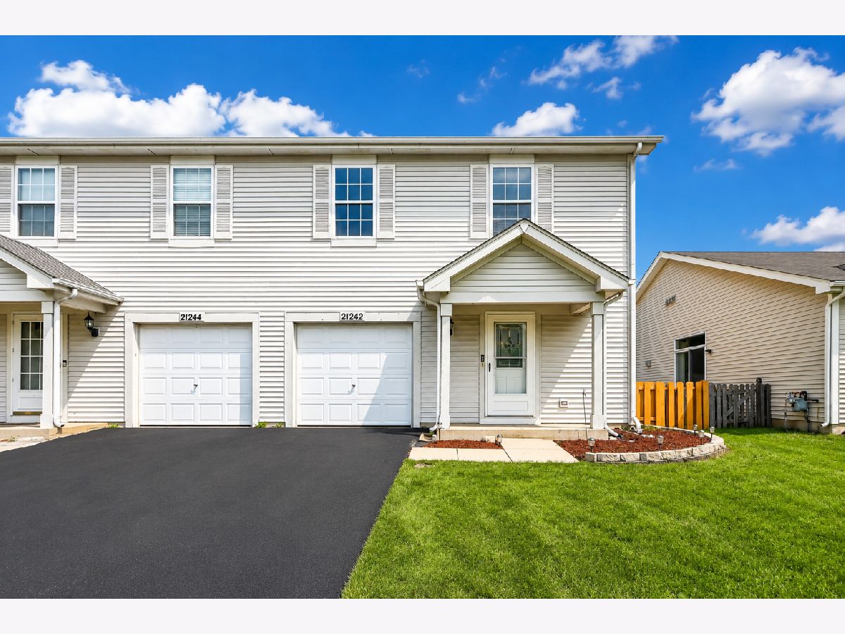 Homes & Townhomes For Sale Lakewood Falls Plainfield Illinois, 21242 Edison Lane