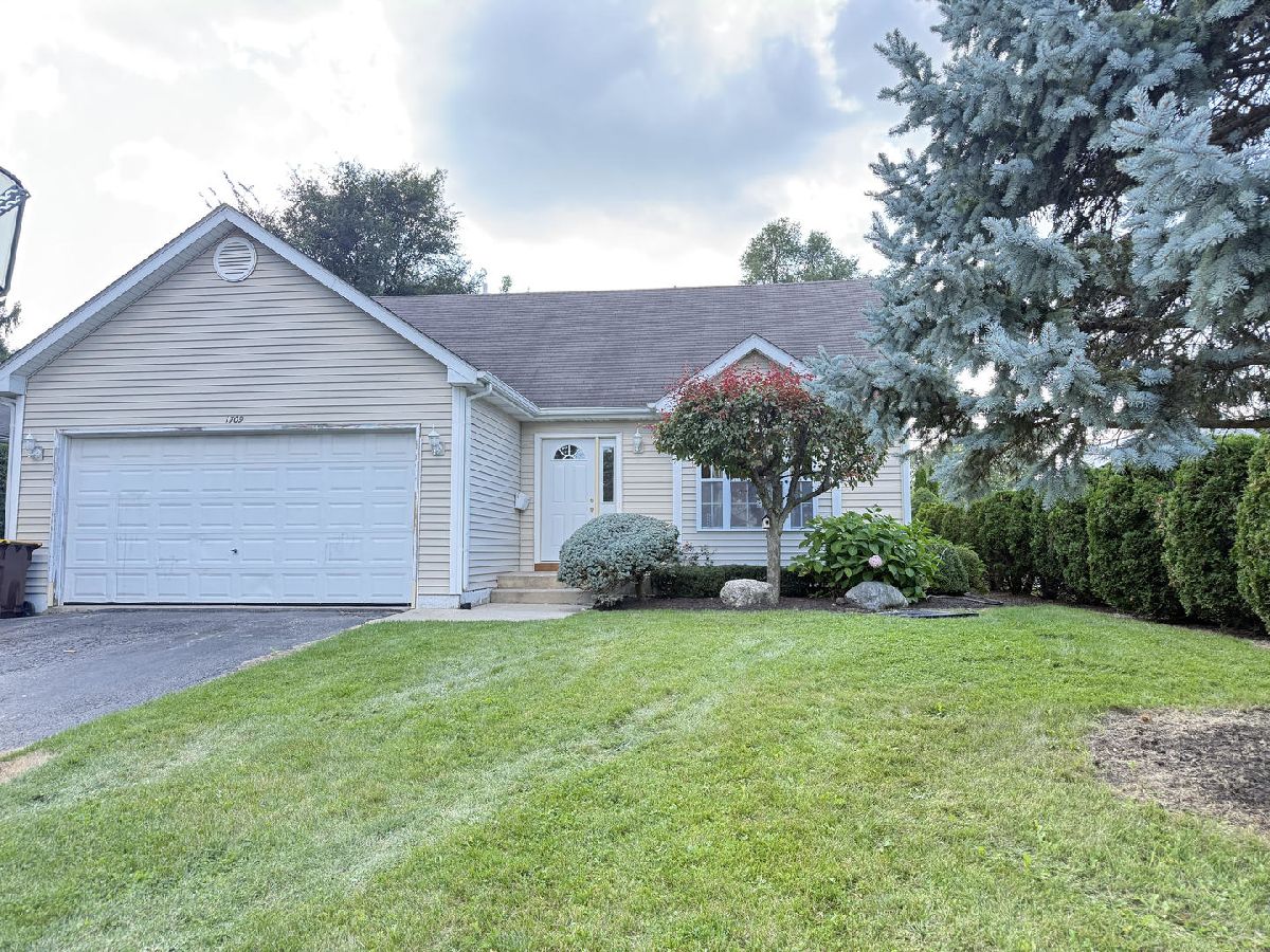  For Rent Woodstock Illinois, 1709 Clay