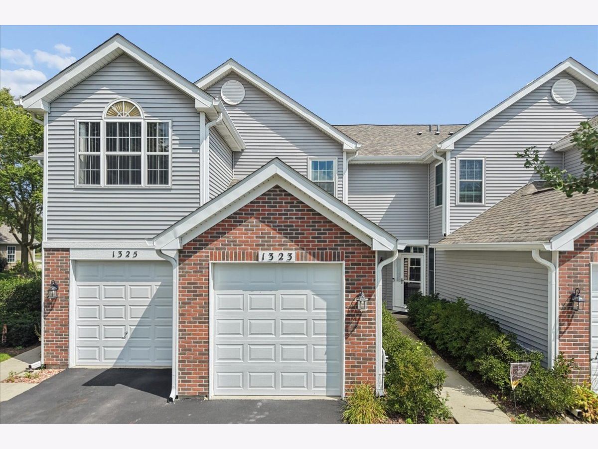 Townhomes & Condos & Homes For Sale Cobblers Crossing Elgin Illinois, 1323 Providence Circle