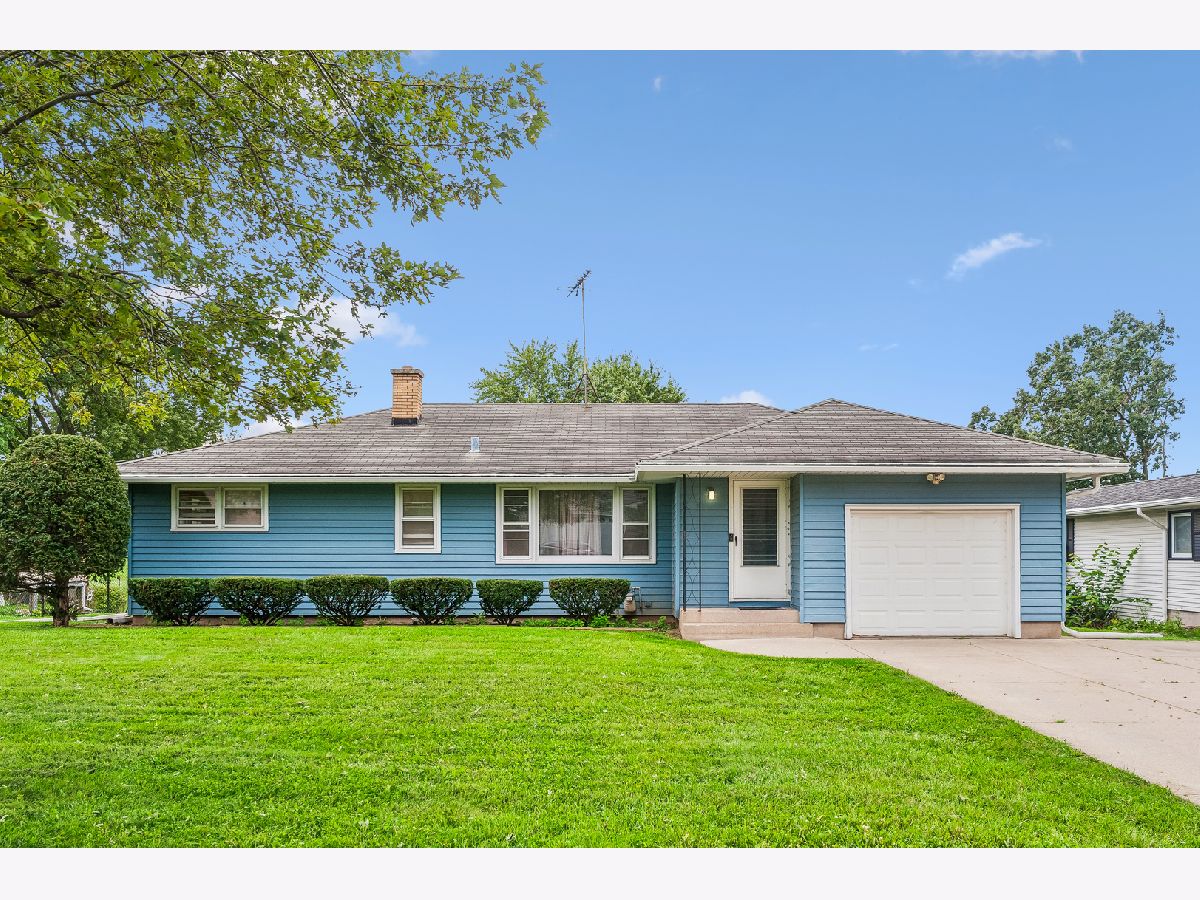  For Sale Waukegan Illinois, 2135 Hawthorne Lane