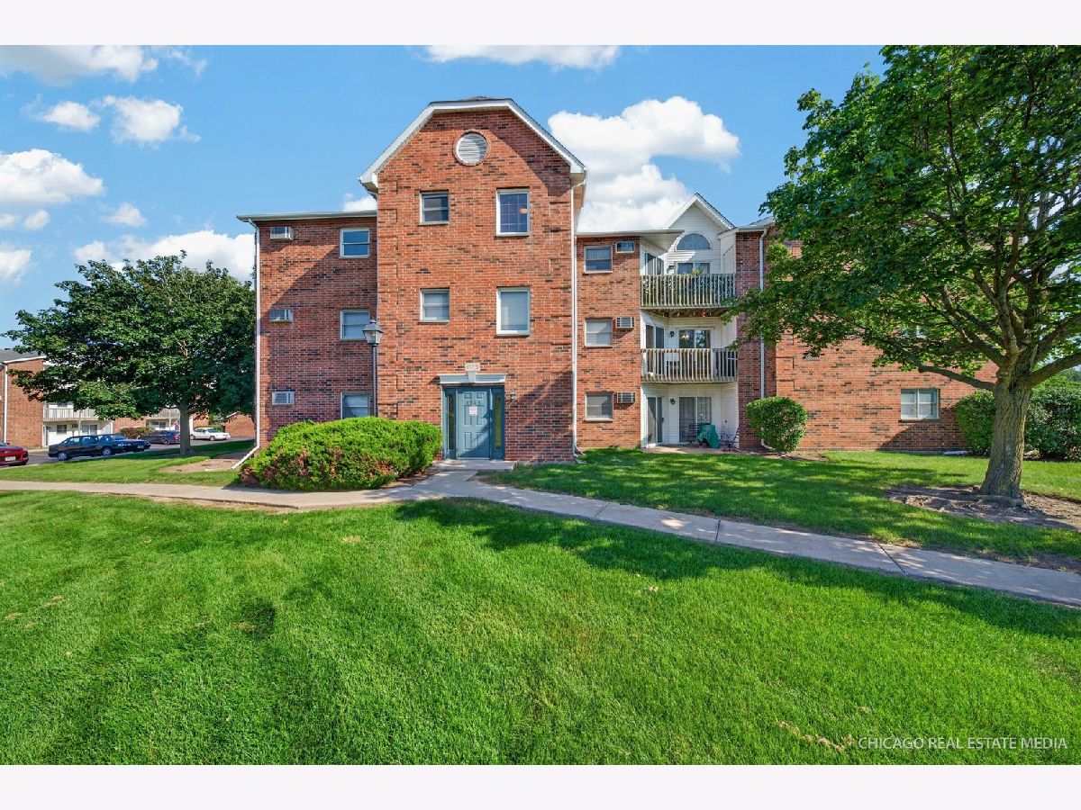  For Sale Lake In The Hills Illinois, 1375 Cunat Court