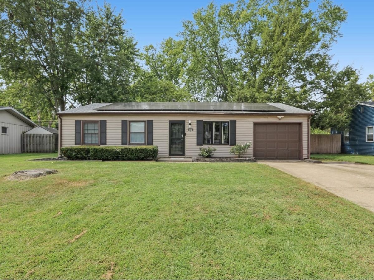 Homes For Sale Holiday Park Champaign Illinois, 1307 Briarwood Drive