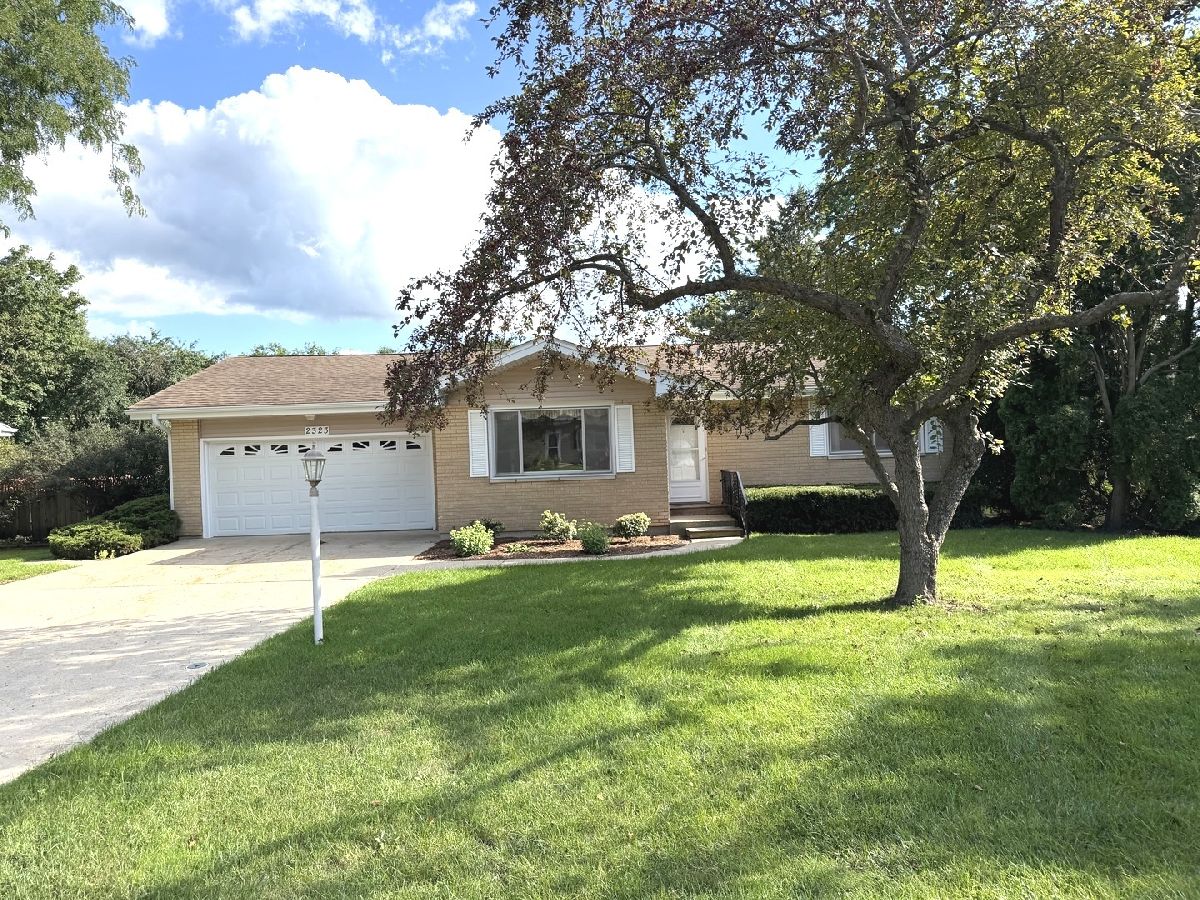  For Sale Lindenhurst Illinois, 2323 Carriage Lane