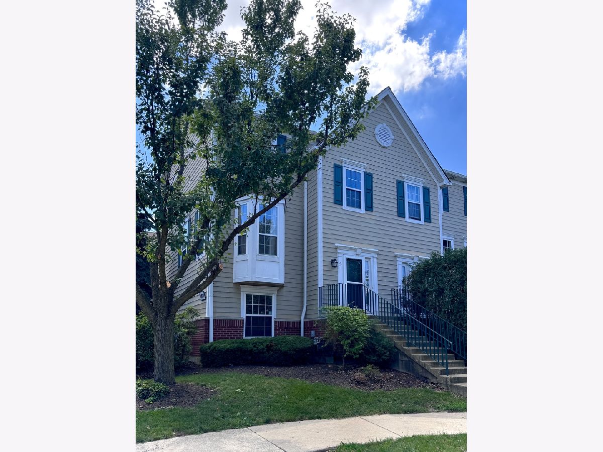  For Rent Aurora Illinois, 2424 Courtyard