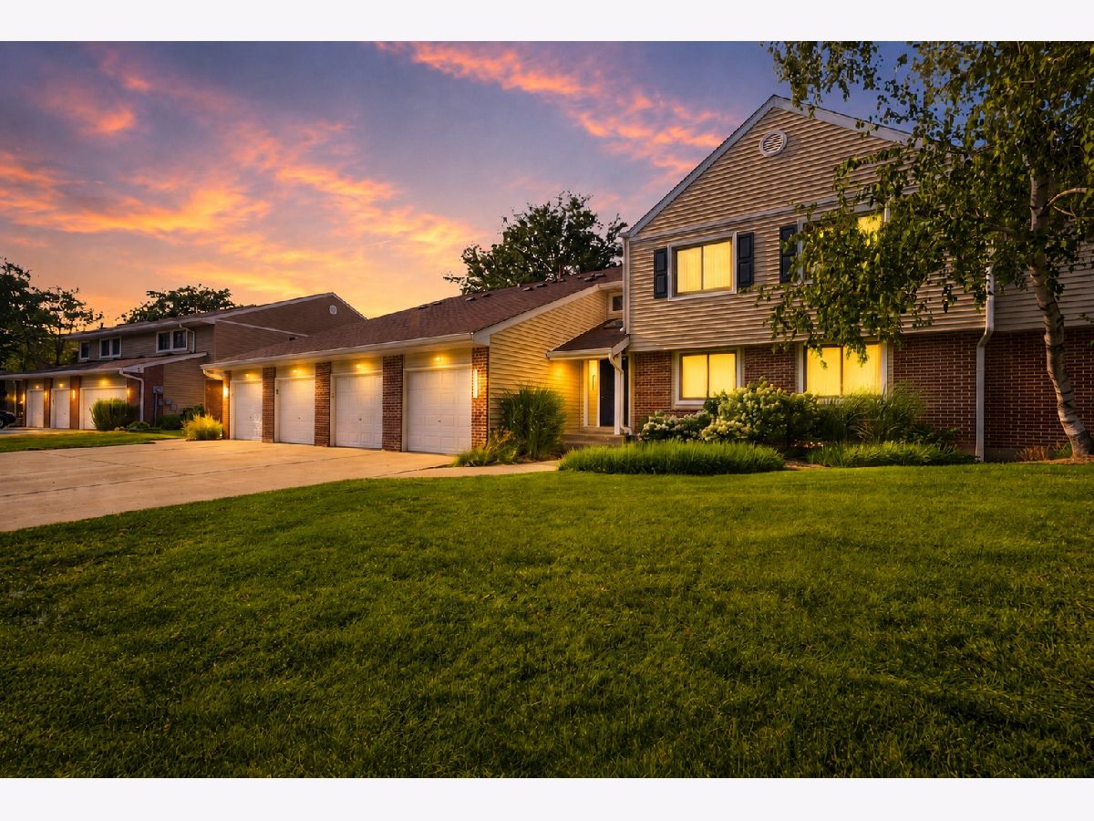 Townhomes & Condos For Sale Hidden Lake Village Buffalo Grove Illinois, 938 Hidden Lake Drive