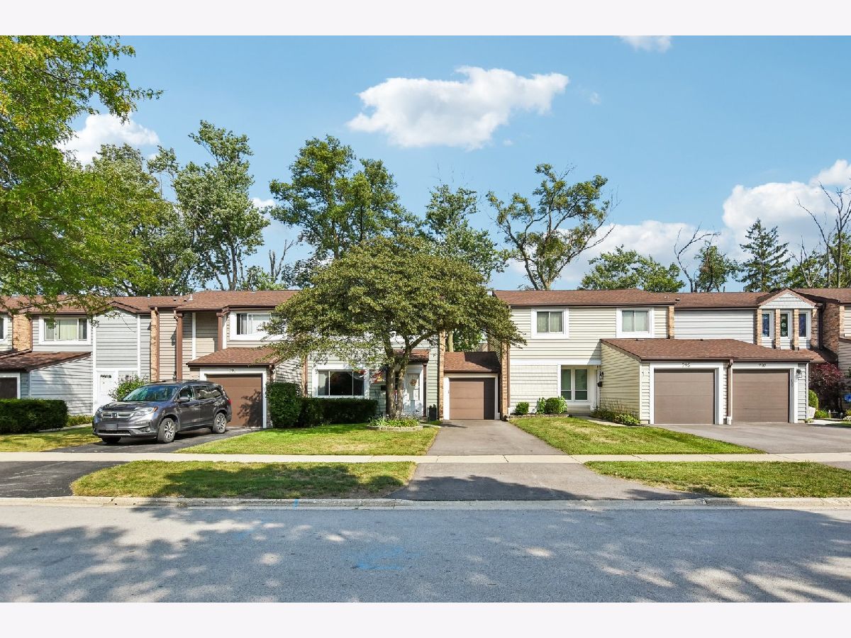  For Sale Wheeling Illinois, 793 Lakeside Circle Drive