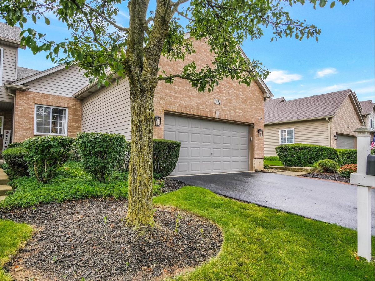 Townhomes For Sale Woodland Meadows North Elgin Illinois, 1321 Dancing Bear Lane