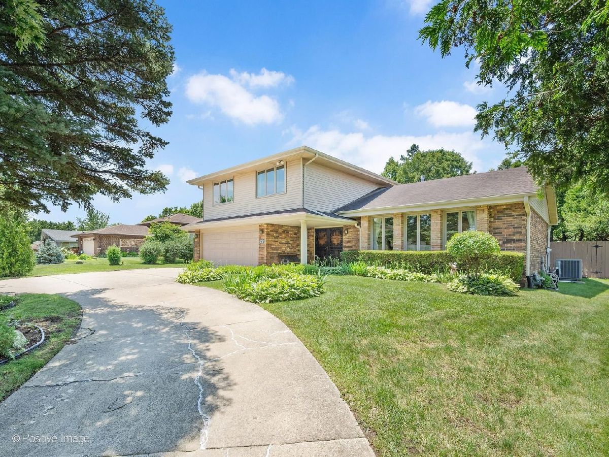  For Sale Willow Springs Illinois, 8201 Crestview Drive