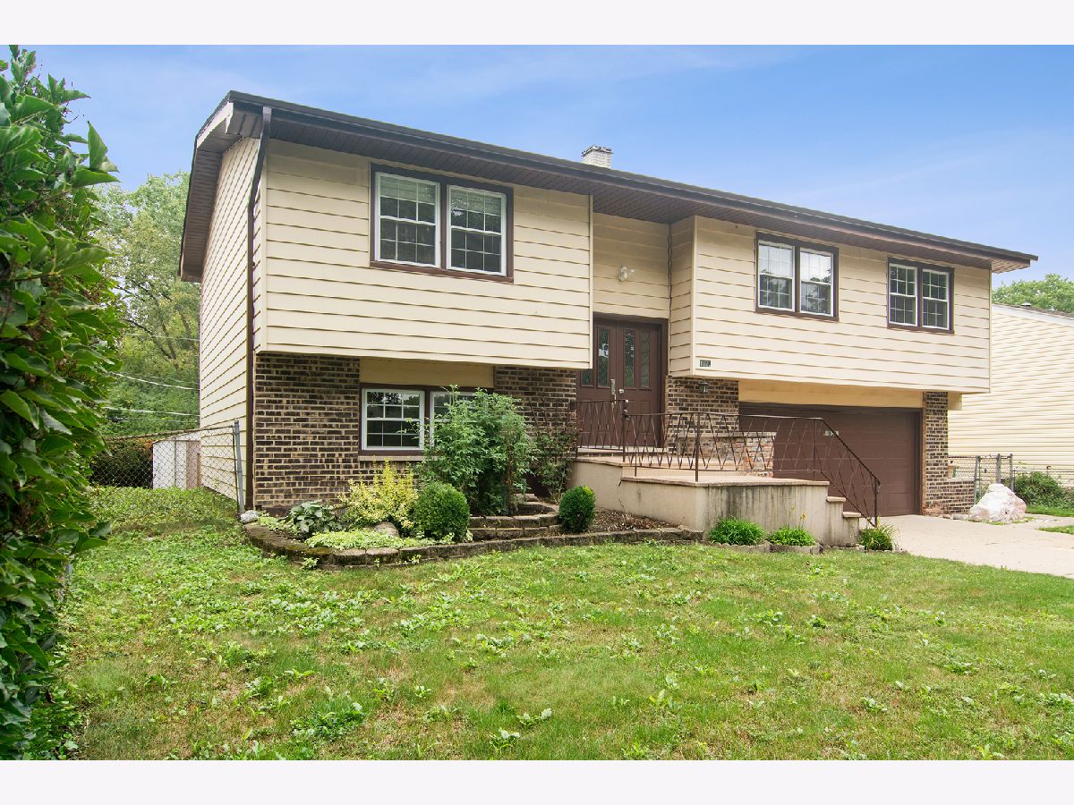  For Sale Wheeling Illinois, 1120 Valley Stream Drive