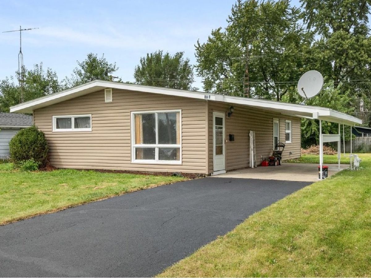  For Sale North Aurora Illinois, 323 Kingswood Drive