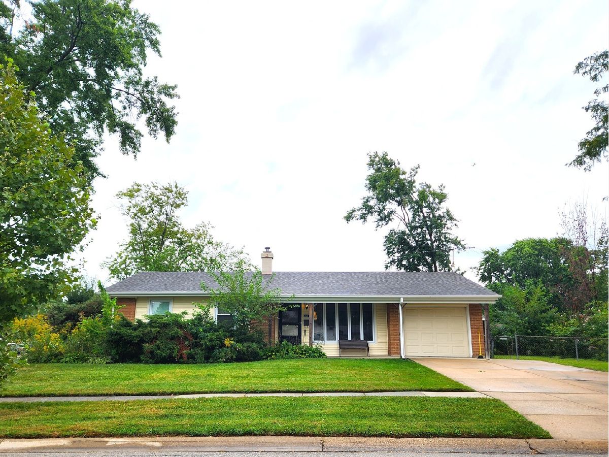  For Sale Elk Grove Village Illinois, 325 Spruce Lane