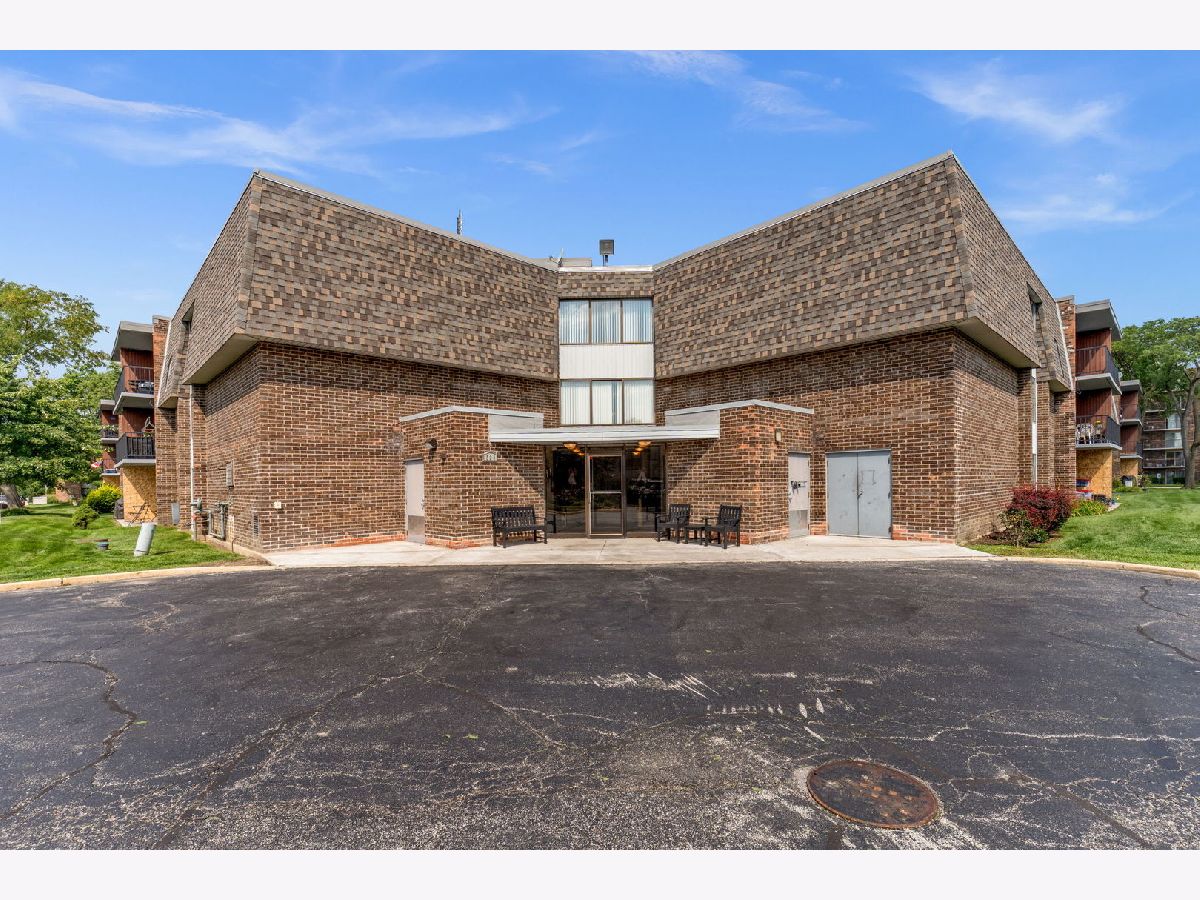  For Sale Westmont Illinois, 924 Lake Court