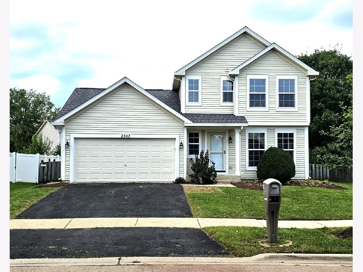 Townhomes & Homes For Sale Lakewood Creek Montgomery Illinois, 2542 Shauna Drive