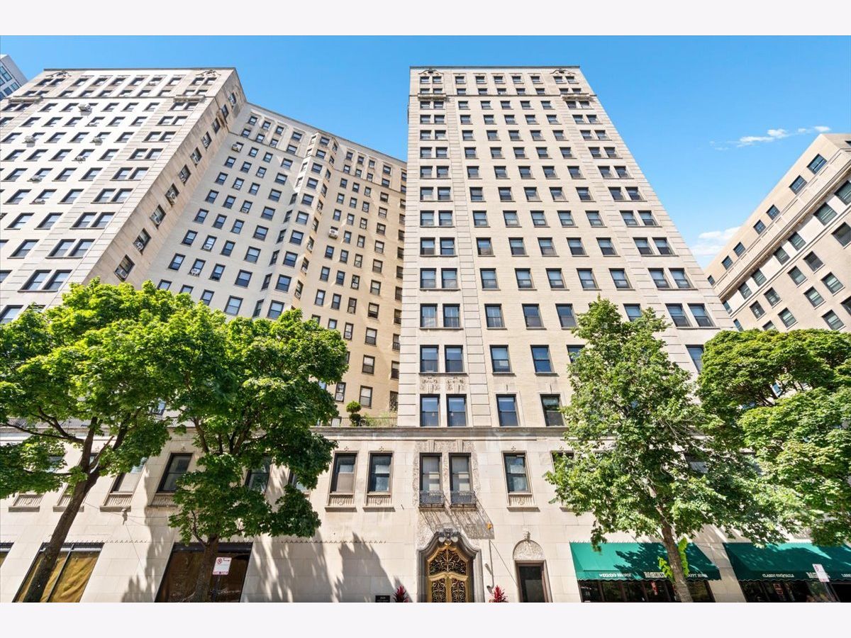  For Sale Chicago Illinois, 2000 Lincoln Park West