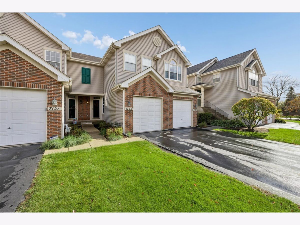  For Sale Carpentersville Illinois, 7123 Westwood Drive