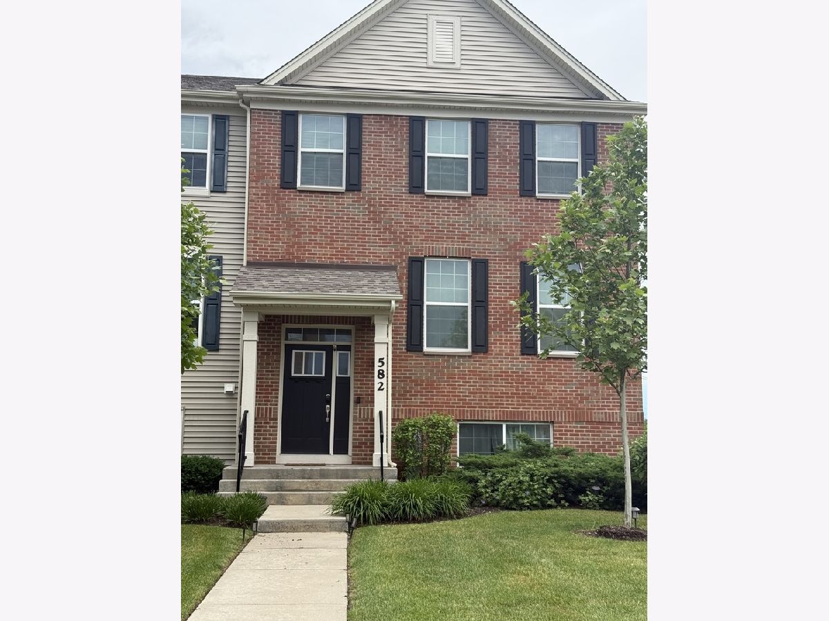 Homes & Condos & Townhomes Rented Woodlore Estates Crystal Lake Illinois, 582 Cimmaron