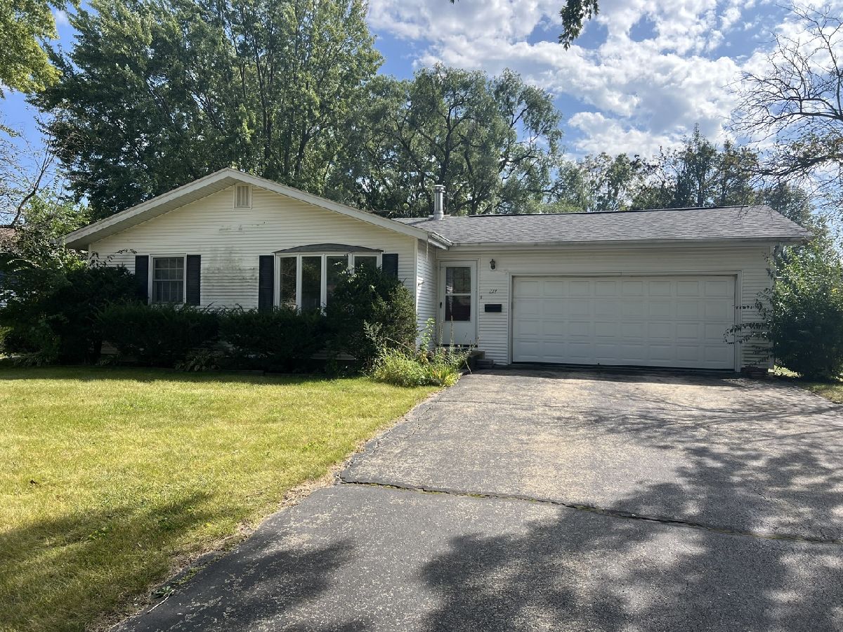 For Sale North Aurora Illinois, 214 April Lane