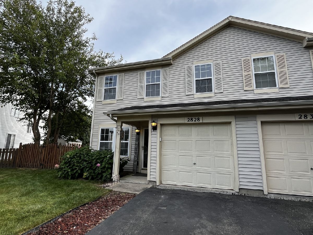 Townhomes & Condos & Homes For Rent Woodlake Naperville Illinois, 2828 Alameda