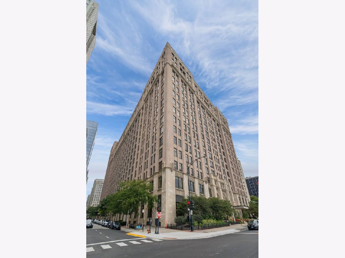 Condominiums For Sale Lake Shore Place Chicago Illinois, 680 Lake Shore Drive