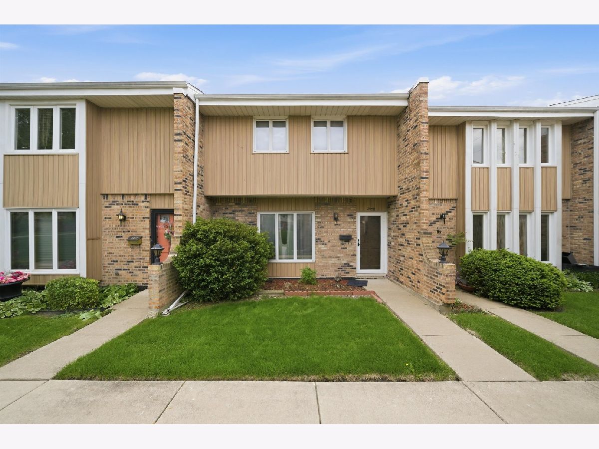  For Sale Justice Illinois, 20 Ottawa Court