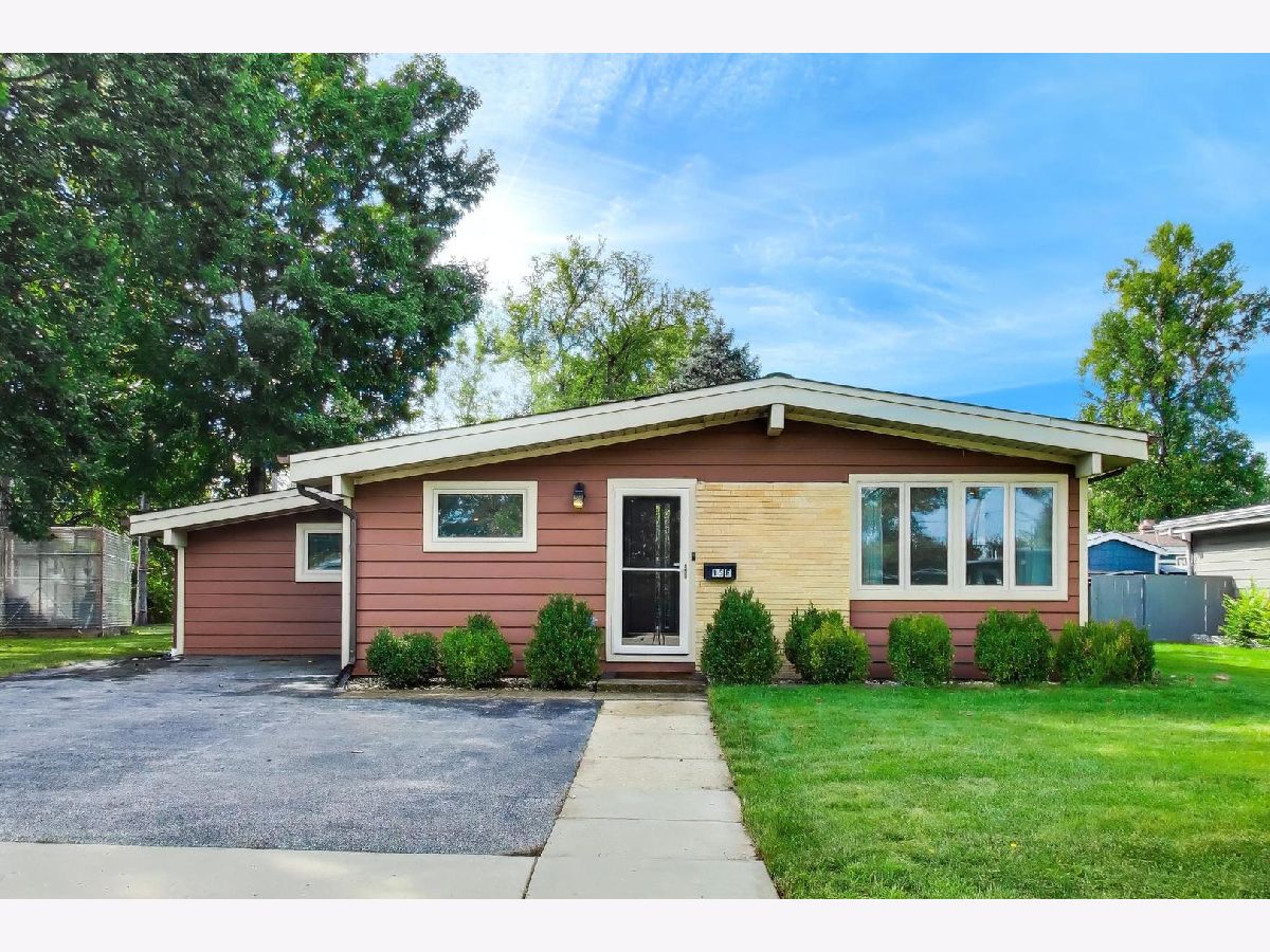 Homes For Sale Meadowbrook Wheeling Illinois, 15 Jeffery Avenue