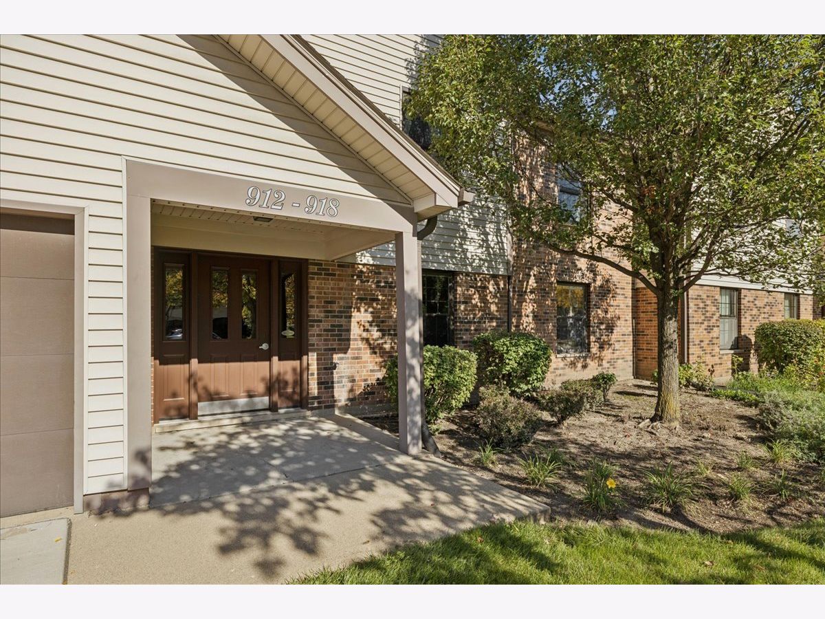 Condominiums For Sale Chatham Buffalo Grove Illinois, 912 Stradford Circle