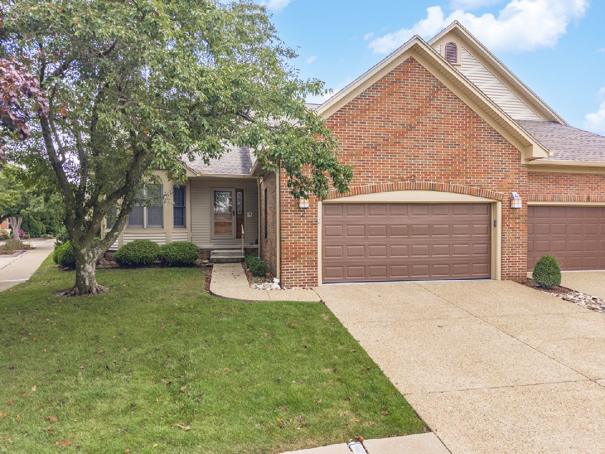  For Sale Bloomington Illinois, 2 Spruce Court