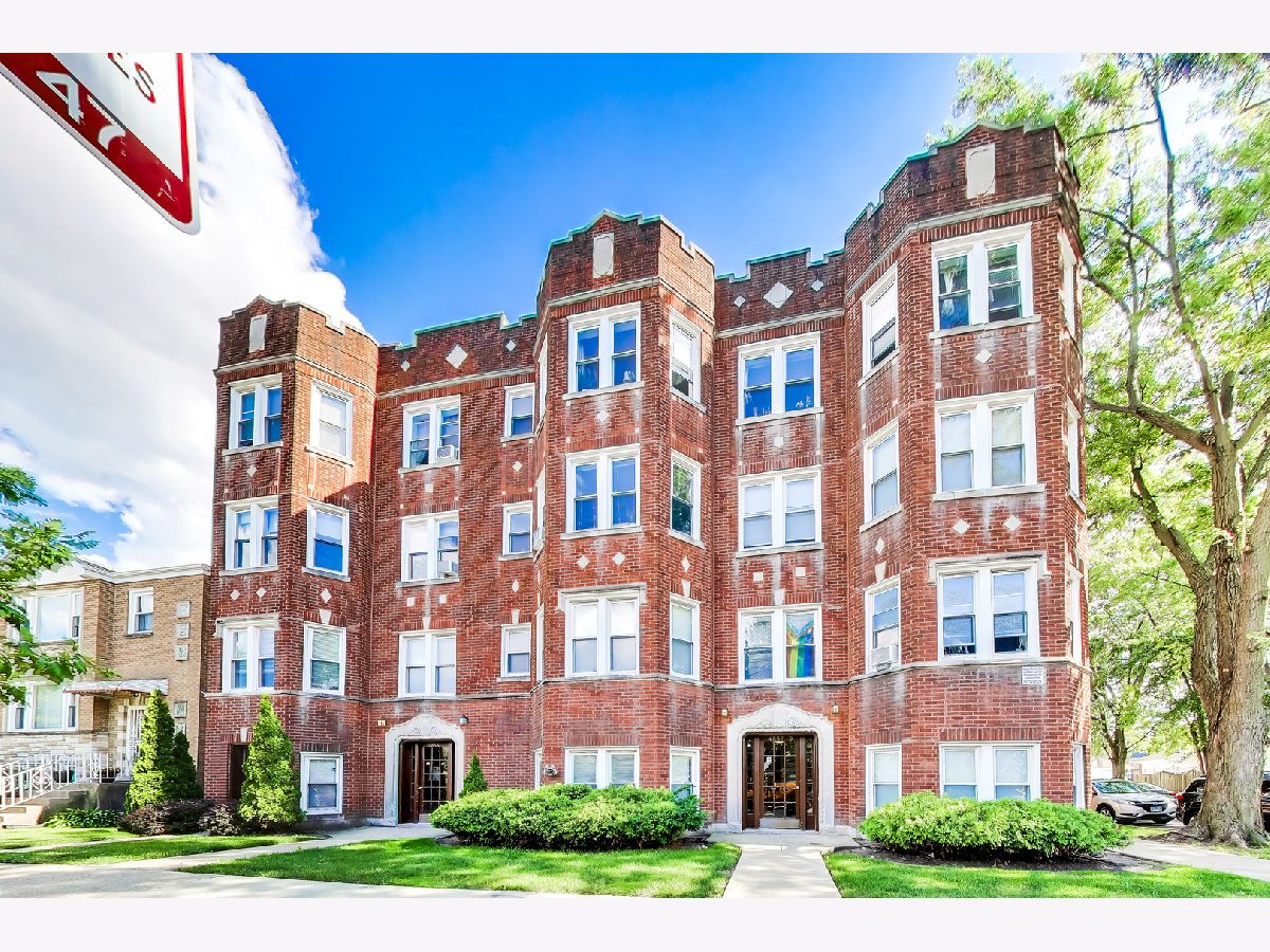  For Sale Chicago Illinois, 4857 Roscoe Street