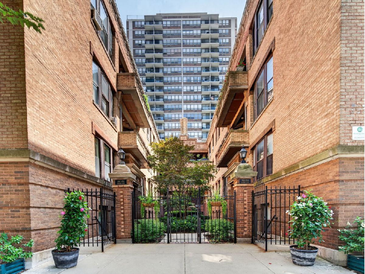  For Sale Chicago Illinois, 2743 Hampden Court