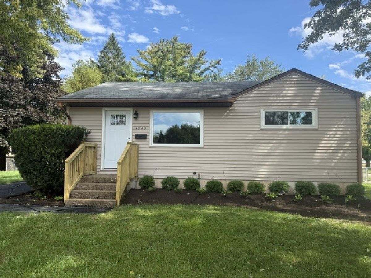  For Sale Waukegan Illinois, 1945 Creek Road