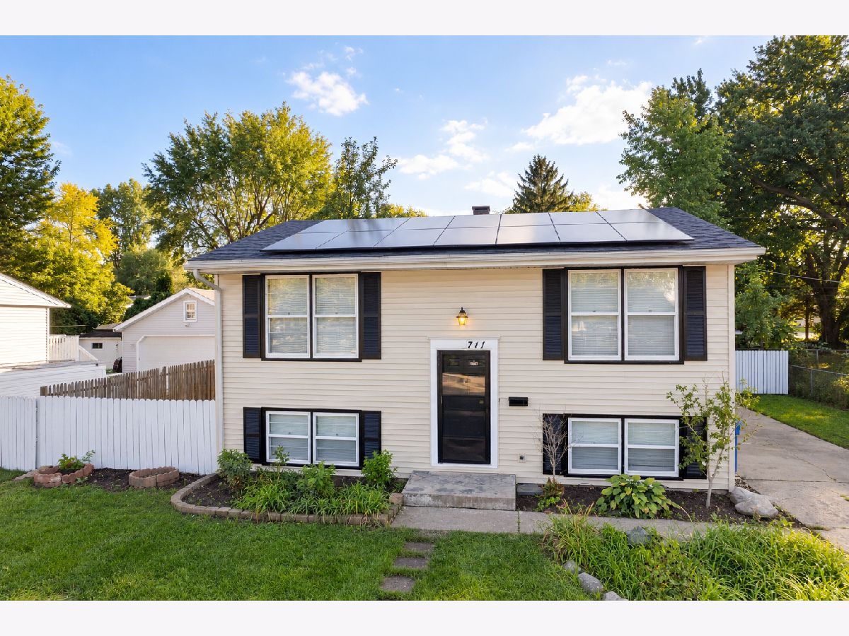  For Sale Carpentersville Illinois, 711 Southwind Drive