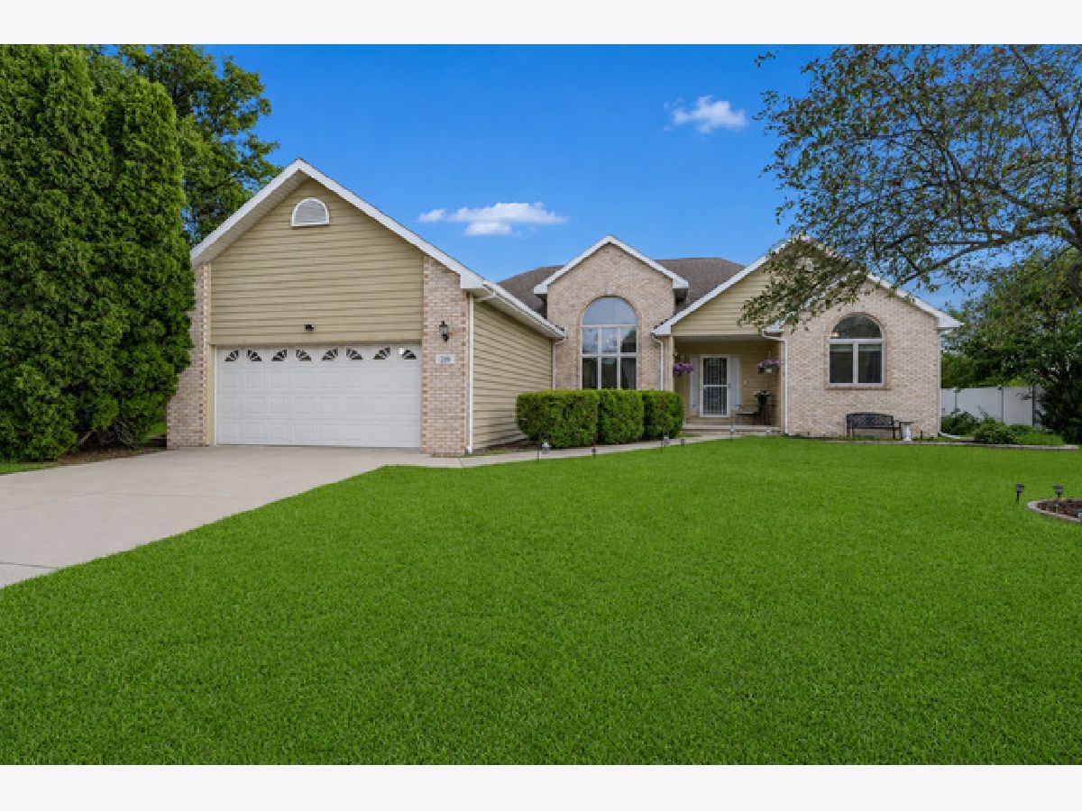 Homes & Condos & Townhomes For Sale Greenbriar Bourbonnais Illinois, 219 Greenbriar Lane