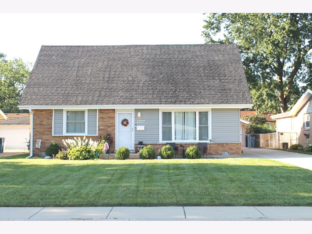  For Sale Crestwood Illinois, 5237 Pleasant Lane