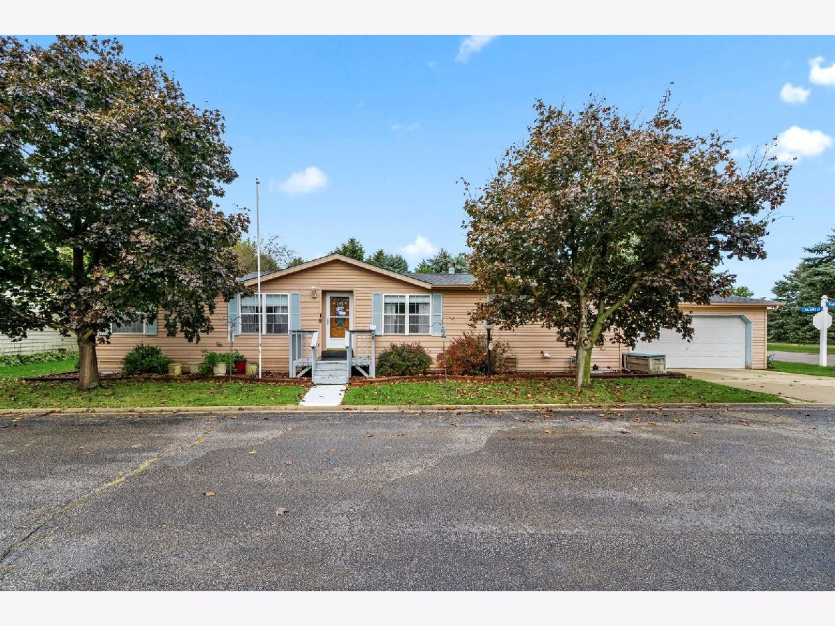  For Sale Sandwich Illinois, 303 Mallard Lane
