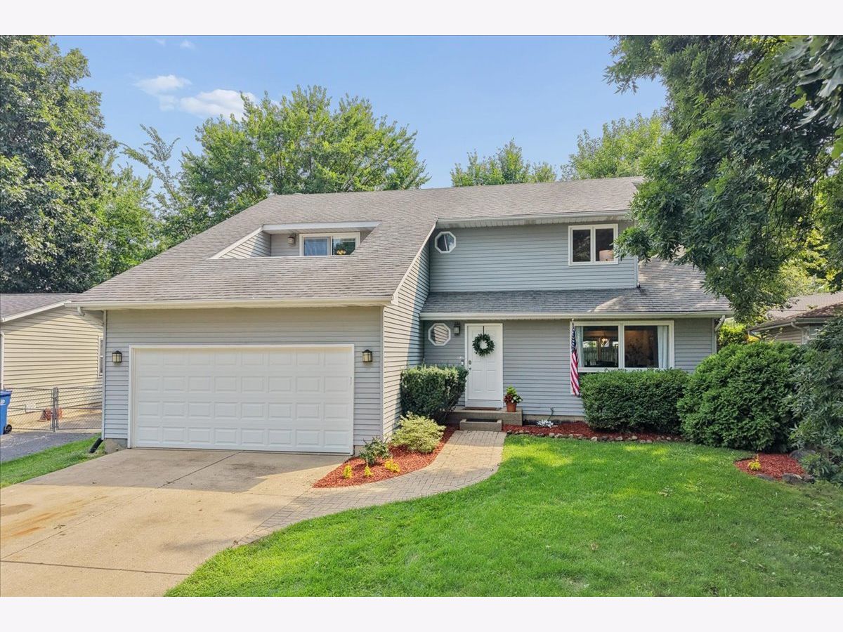  For Sale Grayslake Illinois, 33202 Woodland Terrace