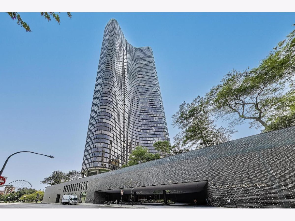 Condominiums For Sale Lake Point Tower Chicago Illinois, 505 Lake Shore Drive