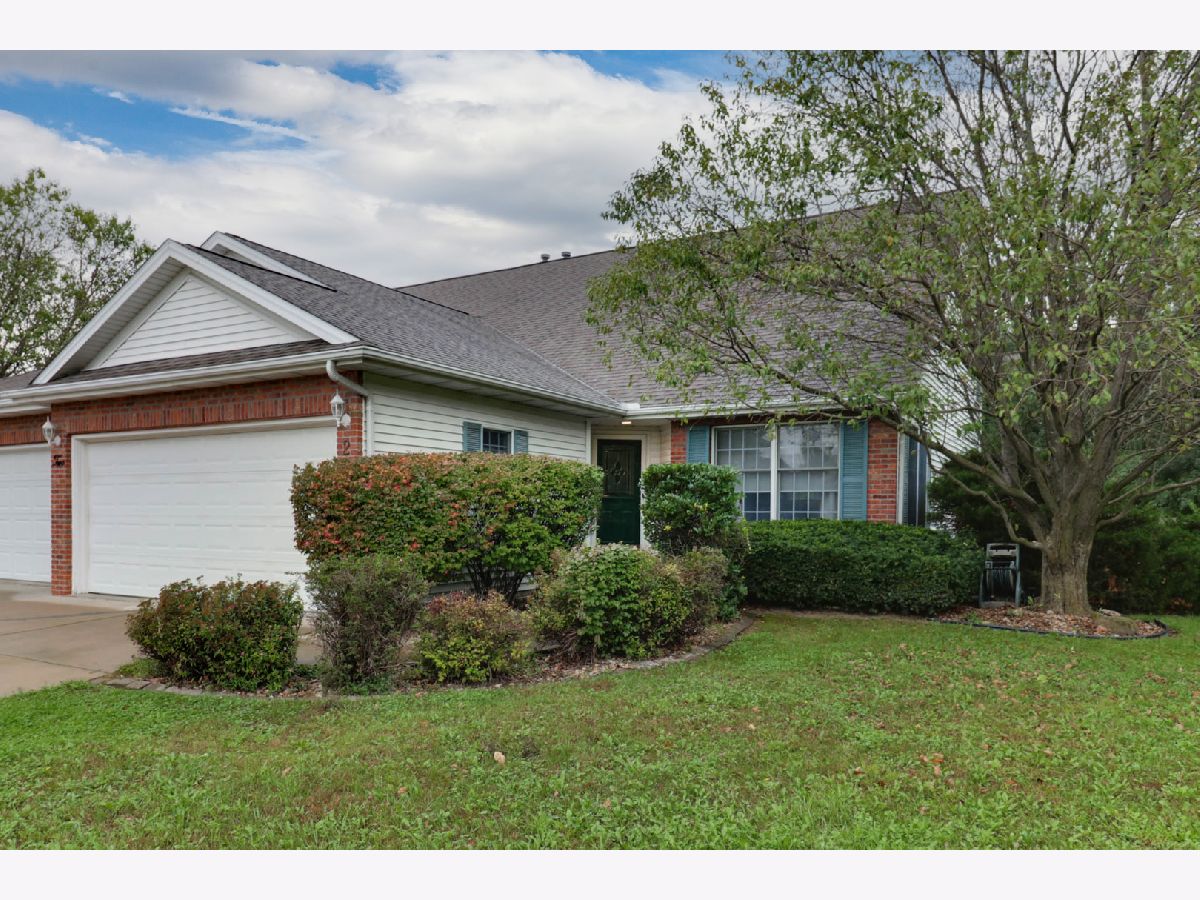 Homes & Condos & Townhomes For Sale Fox Creek Bloomington Illinois, 2 Lone Oak Court