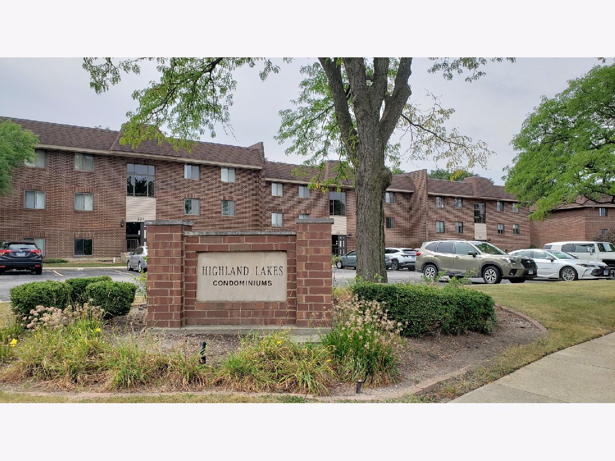 Condominiums For Sale Highland Lakes Lombard Illinois, 211 Janata Avenue