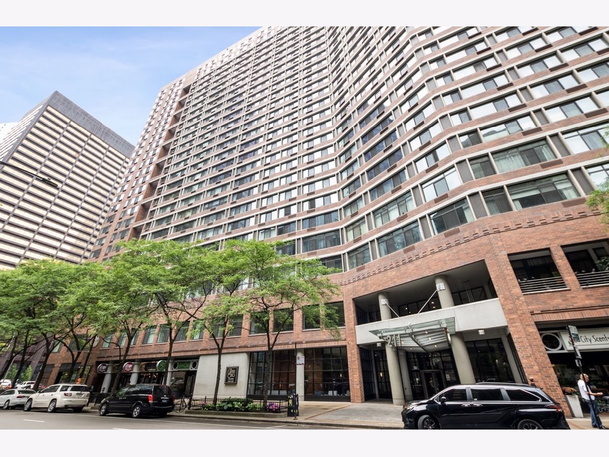 Condominiums Rented Grand Ohio Chicago Illinois, 211 Ohio