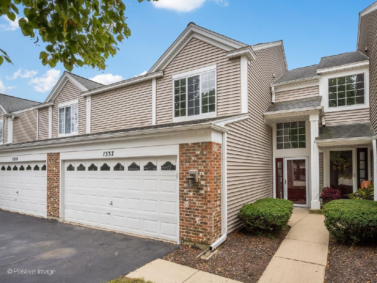 Townhomes & Condos & Homes For Sale Amber Grove Bartlett Illinois, 1337 Summersweet Lane